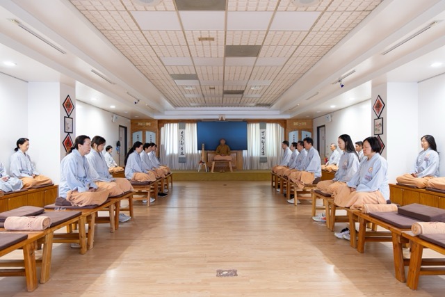 佛光山西來寺7月25日於海會堂舉辦中文一日禪，32位信眾在慧軒法師帶領下，循序體驗禪修方法。
