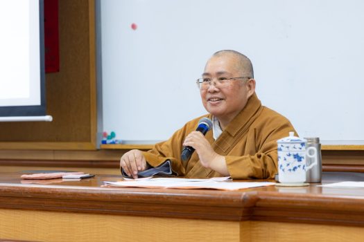國際翻譯中心主任依超法師以深入淺出的方式講解《般若波羅蜜多心經》，引導學員認識無常與空性的智慧。