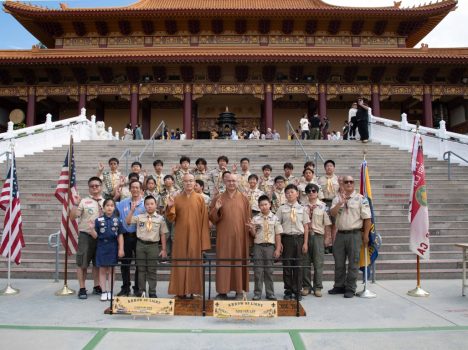 西來寺住持慧東法師(前排左3)、佛光西來童軍團輔導法師慧澤法師(前排左4)與全體合影。