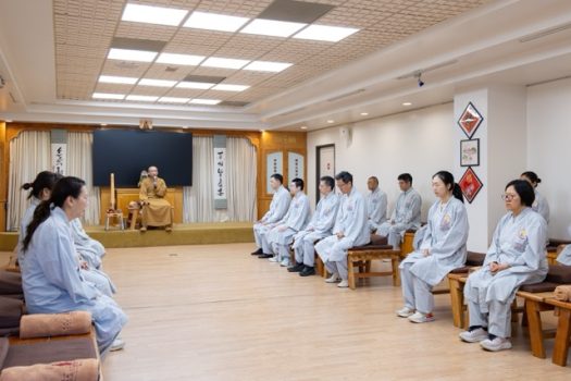 課程從調身開始，慧軒法師指導學員依個人體型調整蒲團高度，選擇散盤、單盤或雙盤等適合自己的坐姿。