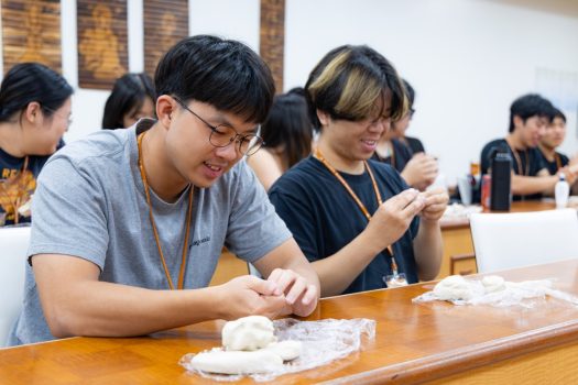 為讓抽象的佛理變得生動有趣，依超法師特別準備黏土，讓每位學員親手捏塑不同造型，再將作品揉回原狀。