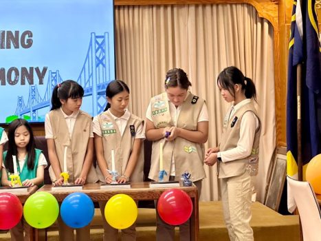 儀式尾聲,女孩們圍成一圈展開燭光傳遞。一盞燭火接著一盞,每位女童軍依序誦讀女童軍法則,象徵將責任、友誼與服務精神傳承下去。