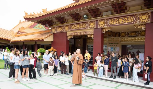 童軍團輔導法師慧澤法師(中)為眾人導覽西來寺。