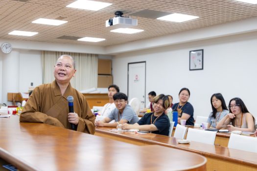 佛光緣美術館西來館主任滿光法師則化身青年生活的「解惑達人」，針對時間管理、情緒調適、課業壓力及人際關係等問題，與學員親切交流。