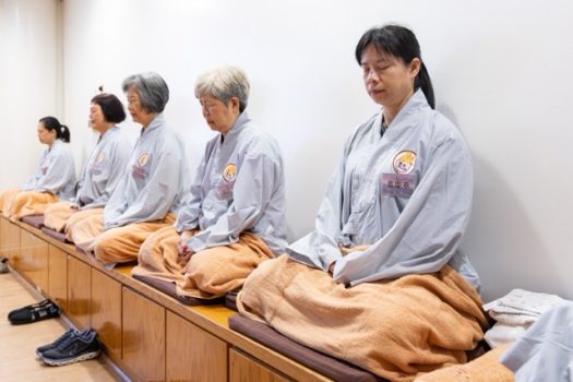 24位女眾學員透過調身、調息、調心及禪修釋疑等課程，體會將禪修落實於日常生活的重要。
