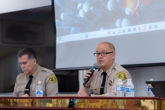 洛杉磯縣警局工業市分局(Industry Sheriff's Station)分局長Glenn Emery(右)帶領警官們列席座談會。