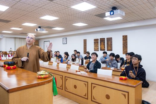 社教本土組慧澤法師帶領學員探索佛門法器的奧妙，從法會的意義、韋陀與伽藍菩薩的護法精神，介紹木魚、引磬及鐺鈳的用途。