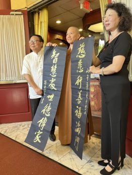 書法家孫惠莉(右)致贈泥金書法作品予佛光緣美術館西來館，由如松法師(中)代表接受。