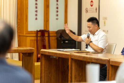 博士班班長徐文偉以「七次相見，七盞燈」回顧與李昌鈺的因緣。