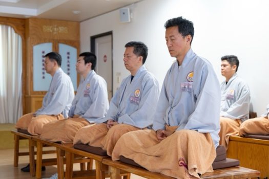 8位男眾學員透過調身、調息、調心及禪修釋疑等課程，體會將禪修落實於日常生活的重要。