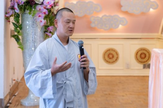 西來寺戒子本立(高一翔)以「海邊的小罐子」比喻自己的學佛歷程。