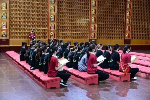 學員體驗寺院早課，隨眾恭誦《地藏經》。