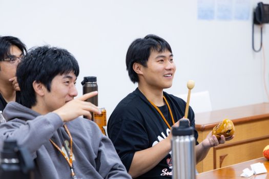 學員輪流操作法器，配合英文〈三寶讚〉及《佛光四句偈》唱誦，在一敲一唱之間，感受佛教梵唄的莊嚴與韻律。