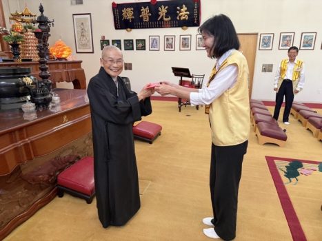 協會幹部及代表至各寺院供養