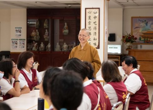 知惟法師帶領大寮義工分組研習。