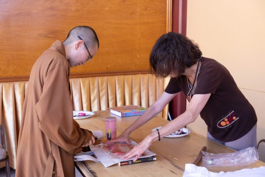 路過的西來寺二單監院知行法師(左)也受邀加入敲染行列。