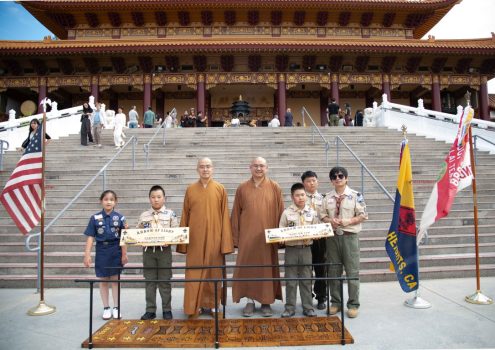 西來寺住持慧東法師(左3)、慧澤法師(中)、幼童軍團長 Kyle Lin(右)與4位幼童軍合影。