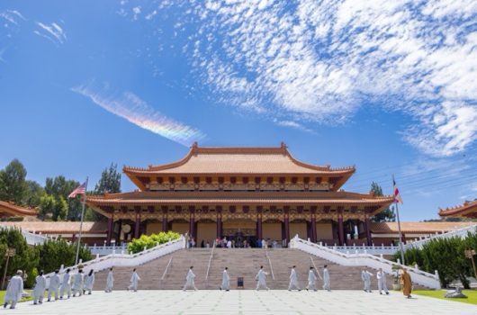 午齋後，學員於成佛大道跑香時，天空出現祥瑞之雲。