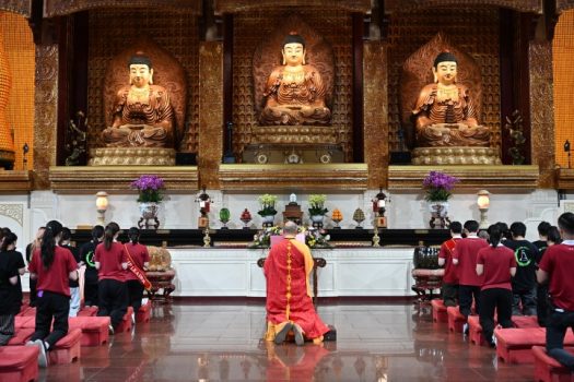 晚課由慧澄法師主法，帶領學員獻燈祈福，並恭讀開山祖師星雲大師「為自我信心祈願文」。
