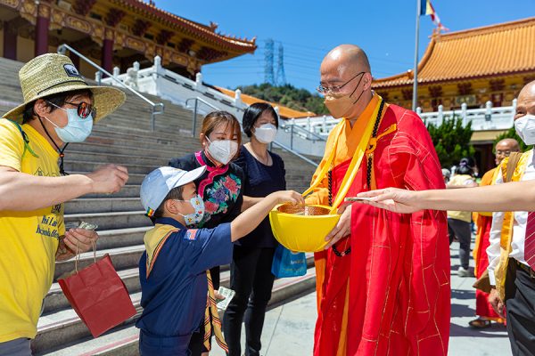 07-供僧法會-900x600-1.jpg