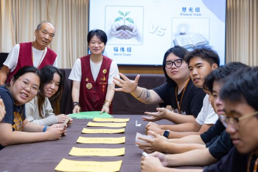 青年馬九與陳碧雲精心設計因果互動遊戲，讓學員透過分組合作與情境思考，認識善惡因果與行為選擇的關係，在歡笑中體會「種什麼因，得什麼果」的道理。