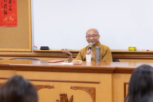 禪修釋疑時，慧軒法師以自身及家人長年讀經、念佛的經驗，勉勵大眾透過聞、思、修與分享佛法，深化對法義的體會，將智慧落實於生活。