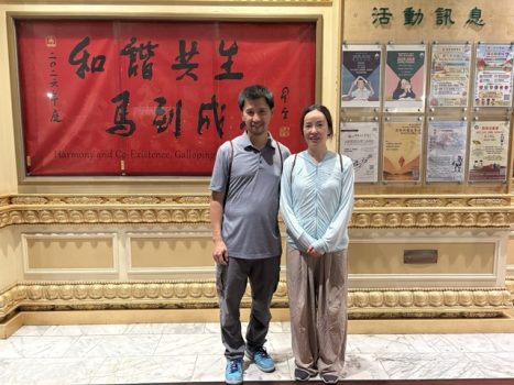 首次參加西來寺朝山的信眾Lois Dong(右)表示，看見朝山隊伍、耳聞佛號時，心中油然生起「回家」的感動。