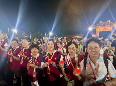 10/5晚上大衆於成佛大道獻燈祈福，並觀賞煙火秀。