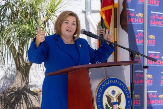 桑切斯議員致詞歡迎長者參與，並感謝Cerritos College、地方政府、洛杉磯縣相關單位、贊助者、義工及醫療專業人員共同投入。