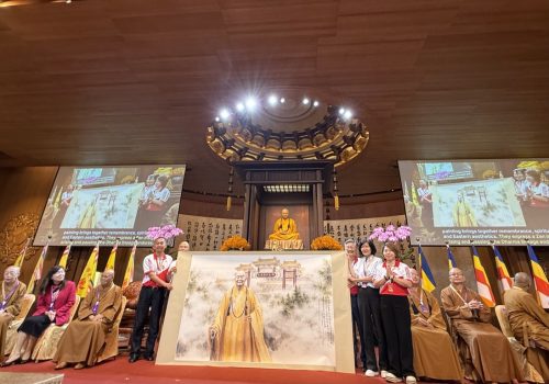10/6洛杉磯協會呈獻畫家陳興傑所繪星雲大師立於西來寺前畫作，以紀念星雲大師百歲誕辰。