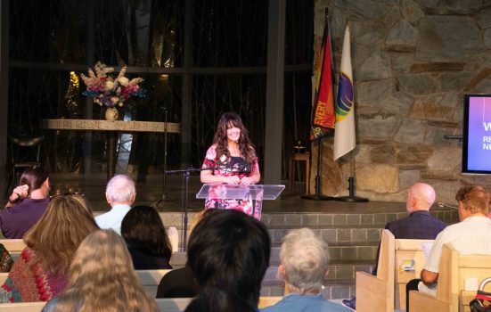 Rev. Gina Milligan牧師在活動開始時強調，此次聚會超越了特定宗教的界限，旨在喚醒每個人內在的轉化力量。