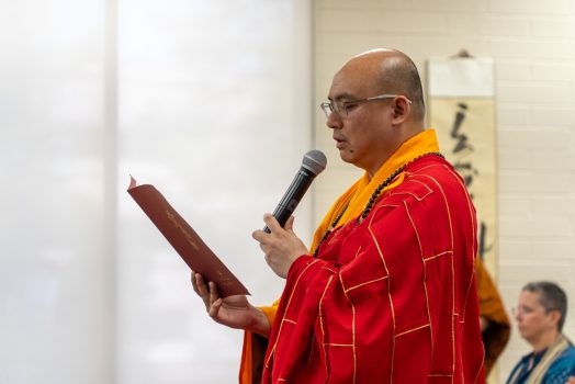 西來寺社教本土組慧澤法師代表常住宣讀英文版〈為水災受難者祈願文〉。