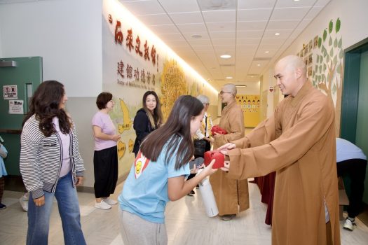 適逢中秋佳節將至，會後每人獲贈月餅，共享佳節祝福。