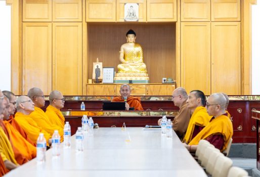 代表南傳佛教的Venerable Ngim Saosamkhan(中) 指出，人們的身心都需要正念、慈愛、慈悲與智慧滋養。