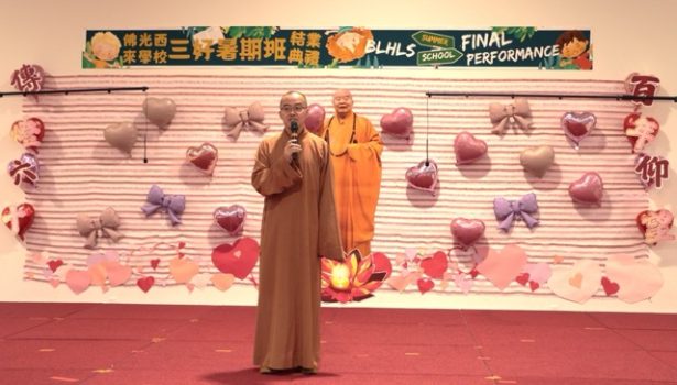 西來學校校長慧東法師為孩子們的優異表現感到驕傲。 拍攝：佛光中文學校