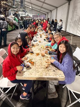 10位西來女童軍在領隊Ms. Tracy，Ms. Ly和Ms. Inmi的帶領及5位家長陪同下，參與玫瑰花車Jumgo Jumpstart 的裝飾籌備工作。