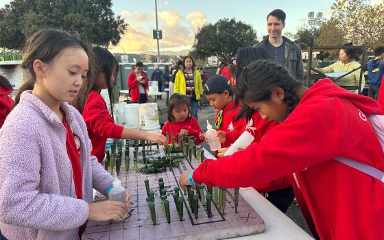 西來女童軍團隊負責裝飾花束底端小瓶的裝蓋、灌水和固定。