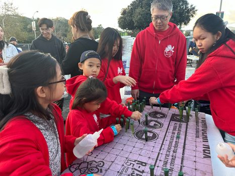 西來女童軍團隊負責裝飾花束底端小瓶的裝蓋、灌水和固定。