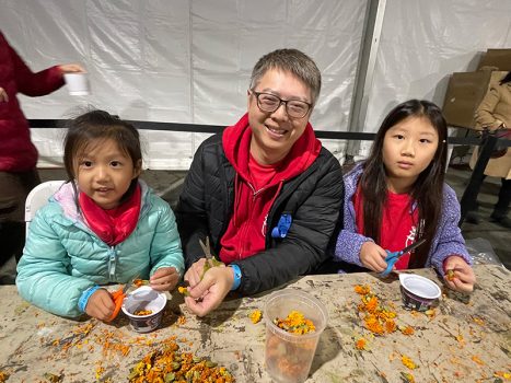 西來女童軍團隊負責裝飾花辦的修剪和收集的準備工作。