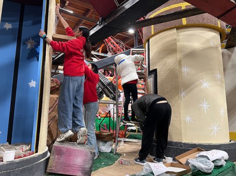 女童軍們聽從指揮、和同組參加活動的其他團體的義工默契配合、順利展開工作。