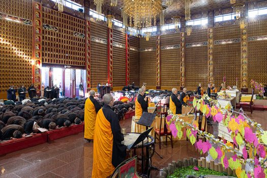 大眾虔誠禮佛。