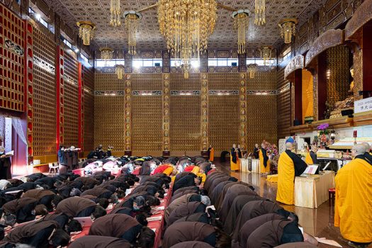 大眾虔誠禮佛。