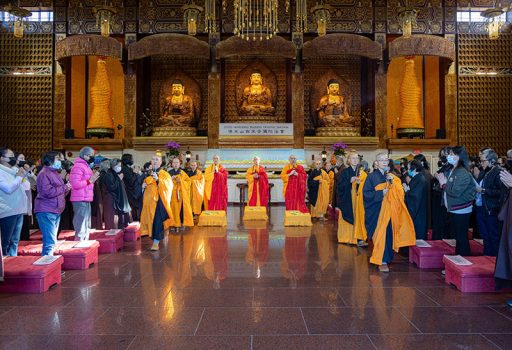 法器人員前往靈前回向。