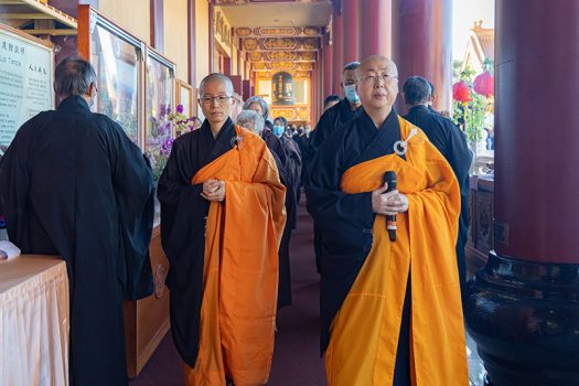 引禮法師引領信眾前往靈前回向。