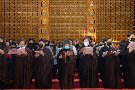 大眾虔誠念佛。