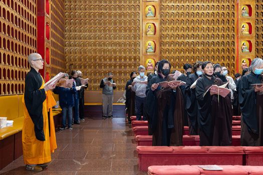 大眾虔誠念佛。