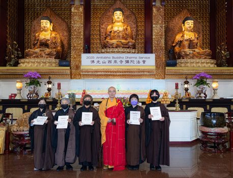 住持慧東法師頒發全勤精進獎2。