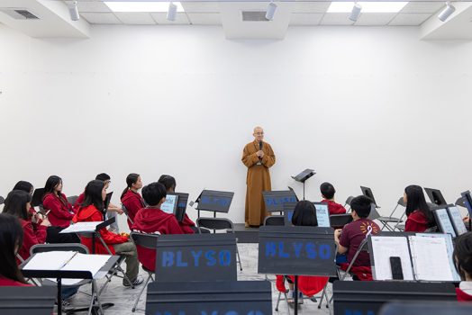 西來寺住持慧東法師(中)開營致詞。法師勉勵團員在精進樂藝的同時,落實「做好事、說好話、存好心」的三好精神。