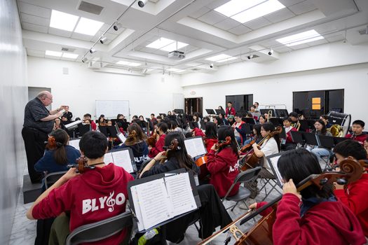 指揮Dr. Robert Sage指導全團進行綵排。