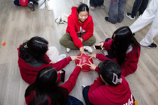 首日開營後安排破冰遊戲與分組活動,透過輕鬆有趣的互動,迅速拉近團員距離。